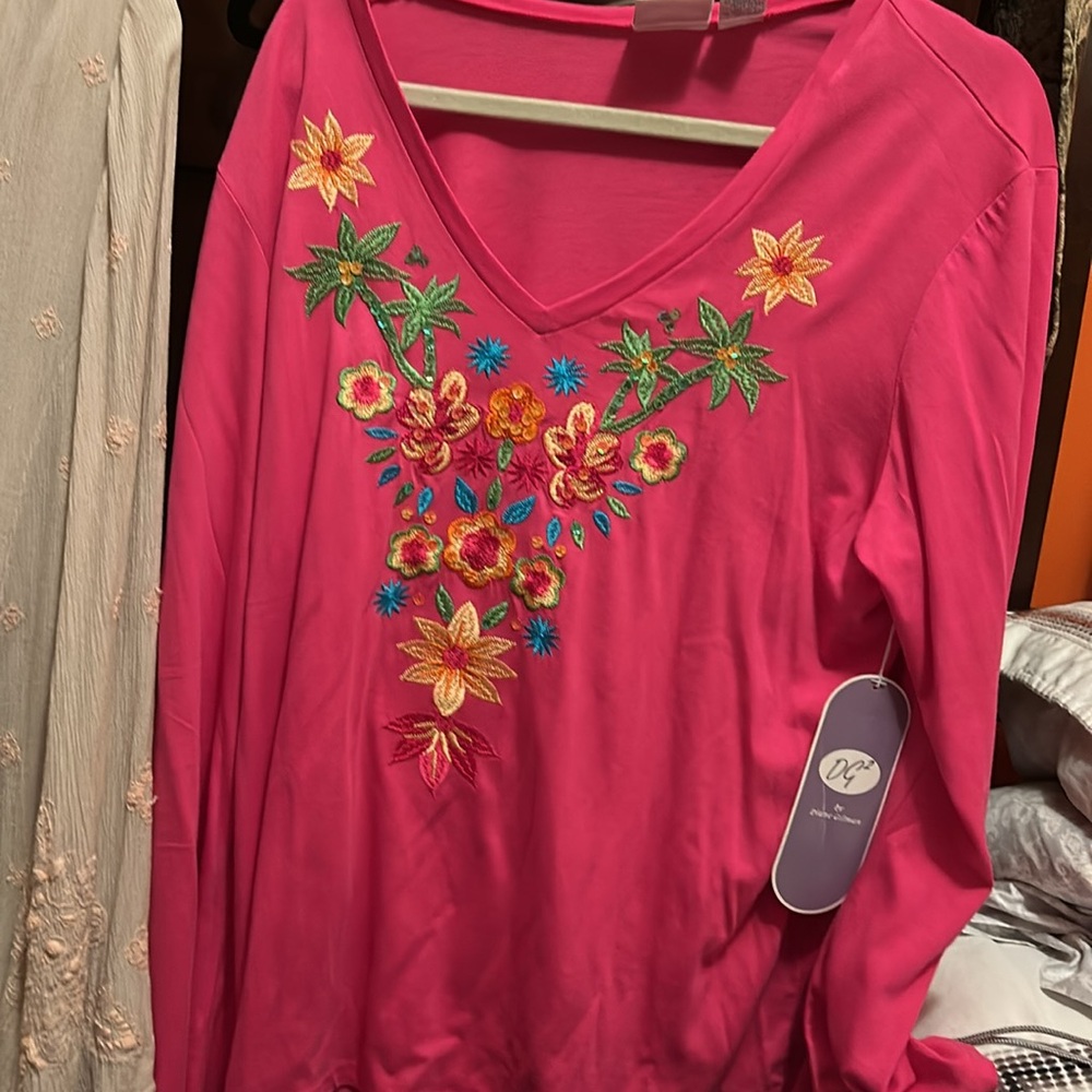 Beautiful embroidered V-neck top 1X hand washable - Picture 4 of 12